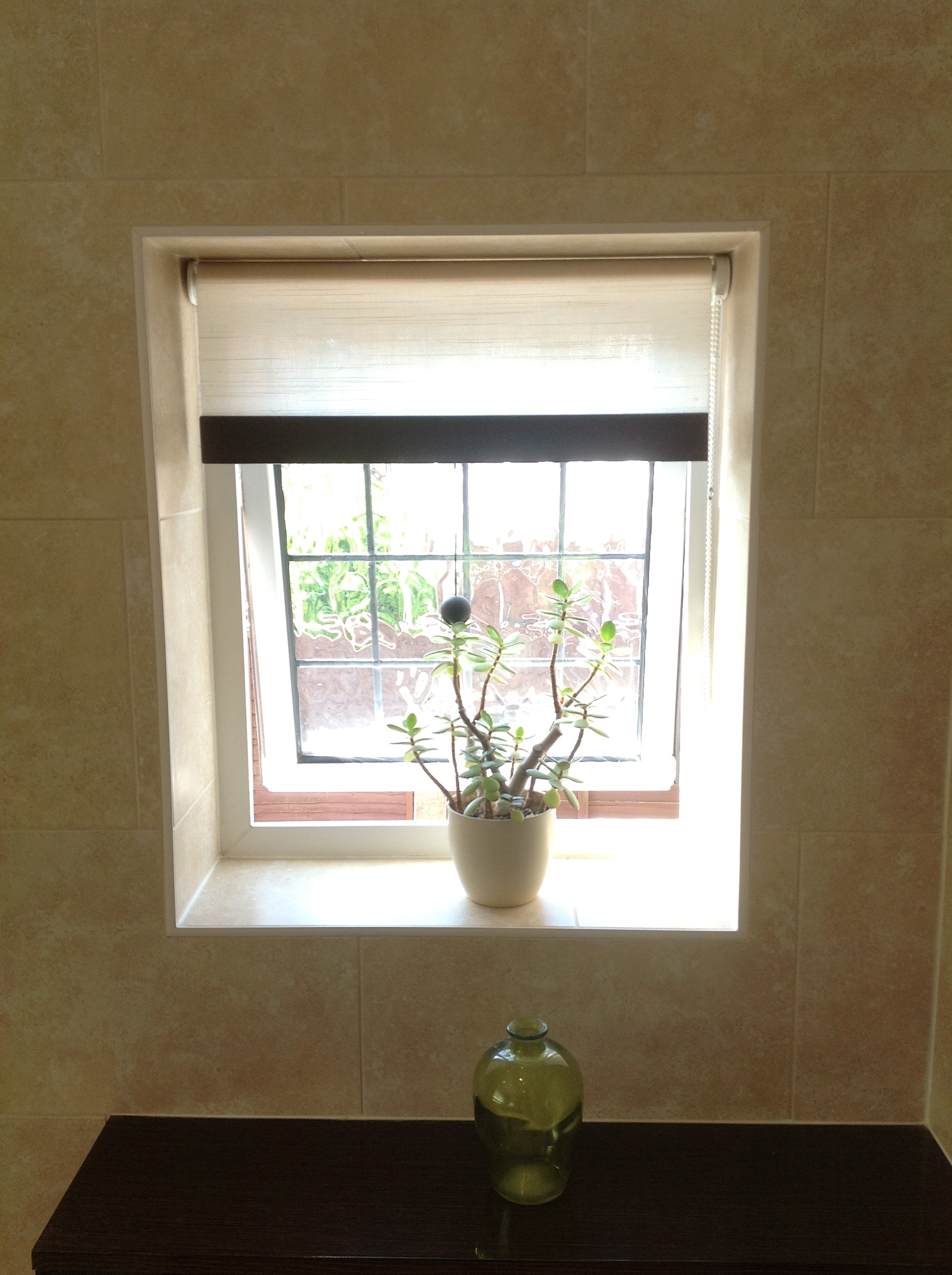 Roller blind fitted with wooden bottom bar  - Roller blinds -  Carolina Blinds