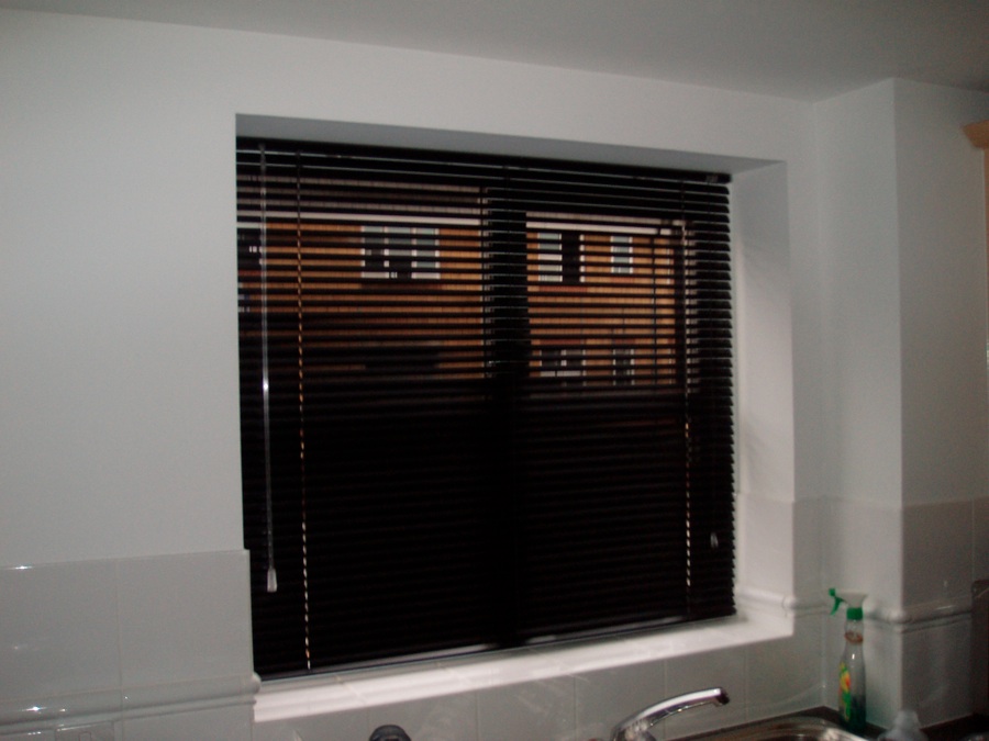 25mm black venetian blind, fitted inside recess in kitchen in Harlow Essex  - Venetian and wooden blinds -  Carolina Blinds